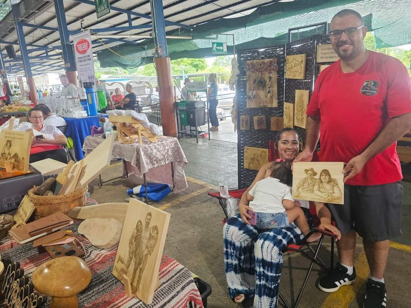 El puesto en la feria, un sábado cualquiera.