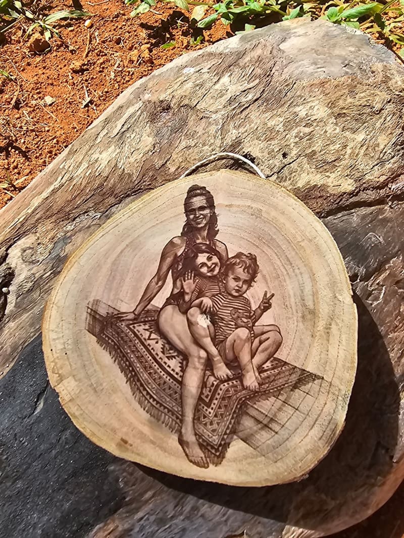Foto de familia grabada en rodaja de laurel, con corteza natural.